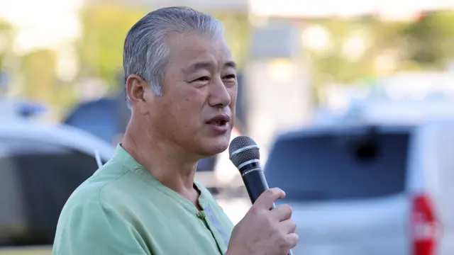 Joo Yeong-bong hablando con un micrófono