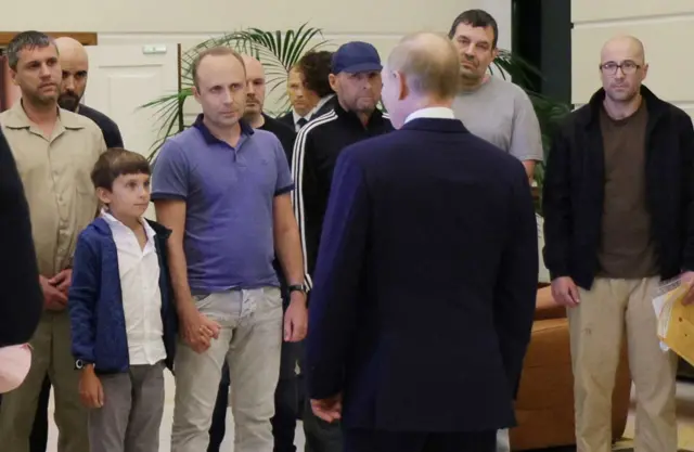 Artem Viktorovich Dultsev, su hijo y otras de las personas que fueron intercambiadas por prisioneros occidentales. 