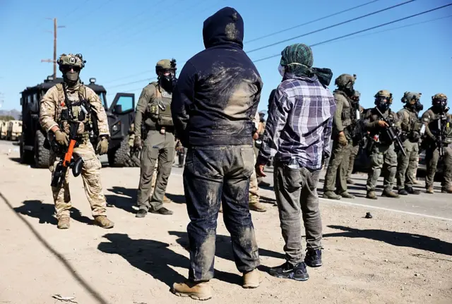 Dos trabajadores frente a fuerzas federales en Camarillo