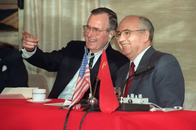 George HW Bush y Mijaíl Gorbachov.