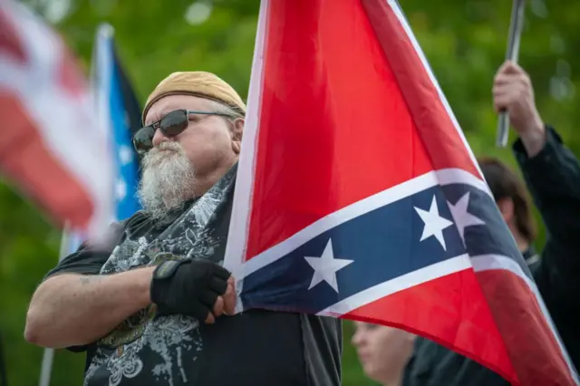 Miembros y simpatizantes del Movimiento Nacional Socialista, uno de los grupos neonazis más grandes de EE.UU., se manifiestan el 21 de abril de 2018 en Newnan, Georgia.