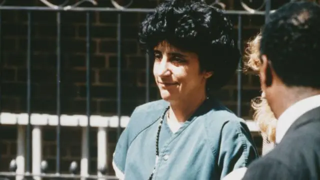 María del Rosario Casas Dupuy con un vestido azul y esposas en las manos.