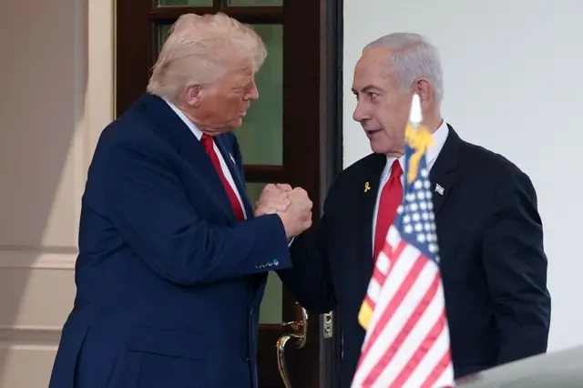 Donald Trump y Benjamin Netanyahu se dan la mano en una visita del Primer Ministro de Israel a Washington.