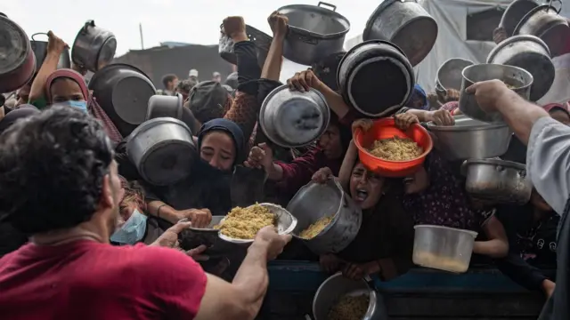 Palestinos en un comedor humanitario en Jan Yunis.