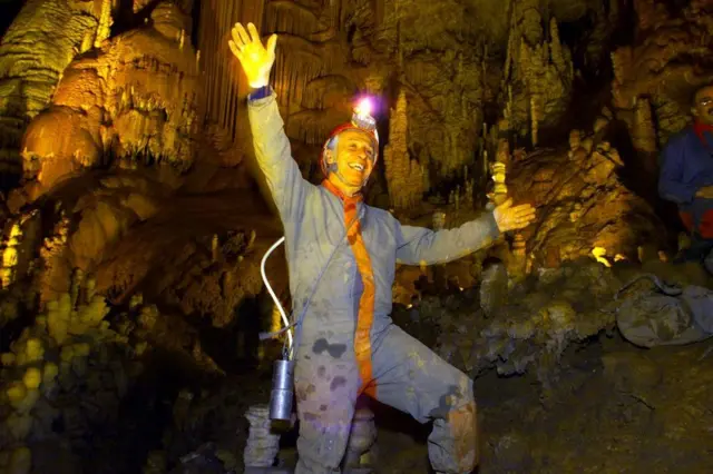 Siffre ingresando a una cueva en 1999