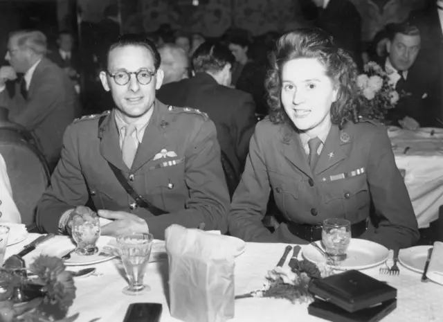 Los dos sentados en un restaurante, con uniforme militar