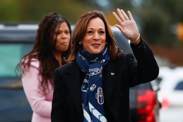 Kamala Harris saludando