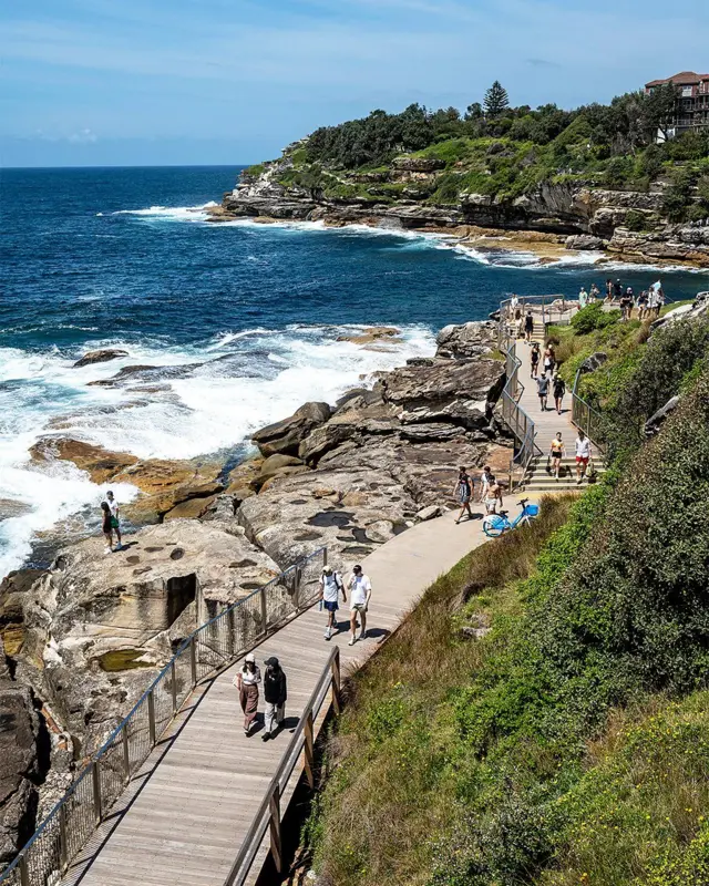 Paseo costero hecho en madera por donde los turistas caminan entre las playas de Bondi y Bronte, en Sídney.