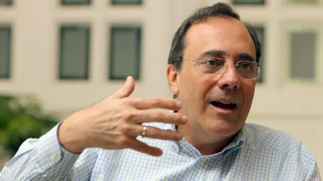 El escritor cubano Carlos Alberto Montaner con un gesto de estar hablando durante una entrevista en Ciudad de México en 2007.