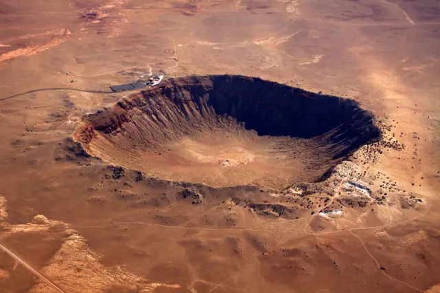 Vista de un crater de un meteorito en Arizona, EE.UU.