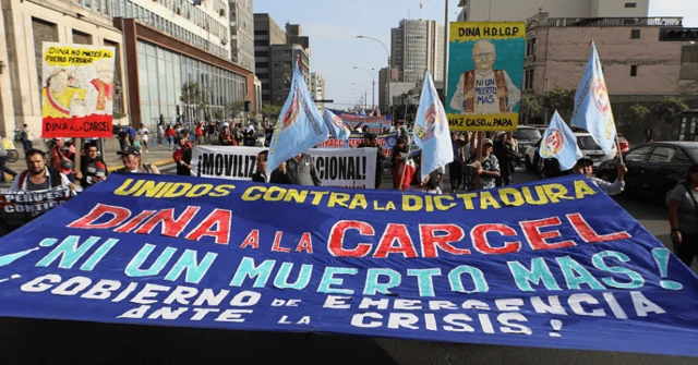 Cabecera de una manifestación contra el gobierno de Dina Boluarte. La pancarta principal dice