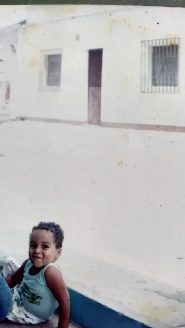 Luis siendo niño en las calles de Venezuela. 
