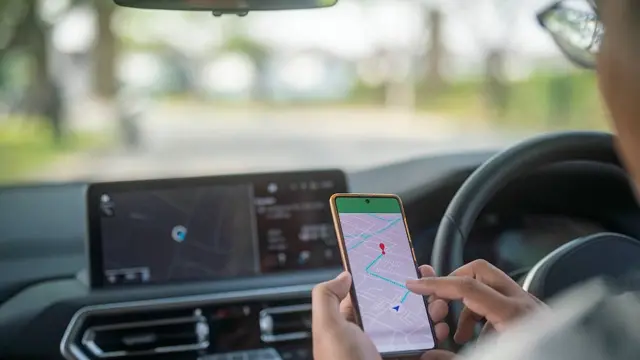 Mujer mirando cómo ir de un sitio a otro en su celular