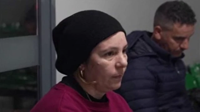 Karina y Ahmed esperan sentados en sillas de plastico verde en el hospital.