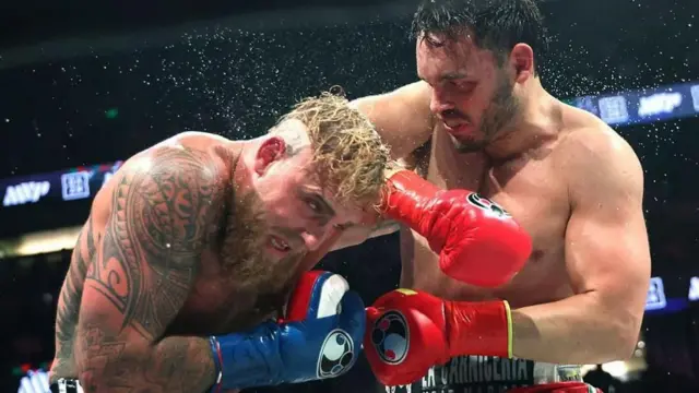 Chávez durante su pelea estelar televisada frente al youtuber y boxeador Jake Paul en Anaheim, California, el 28 de junio.