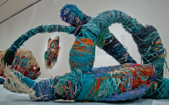 Escultura de Judith Scott, grande, más que todo en tonos de azul