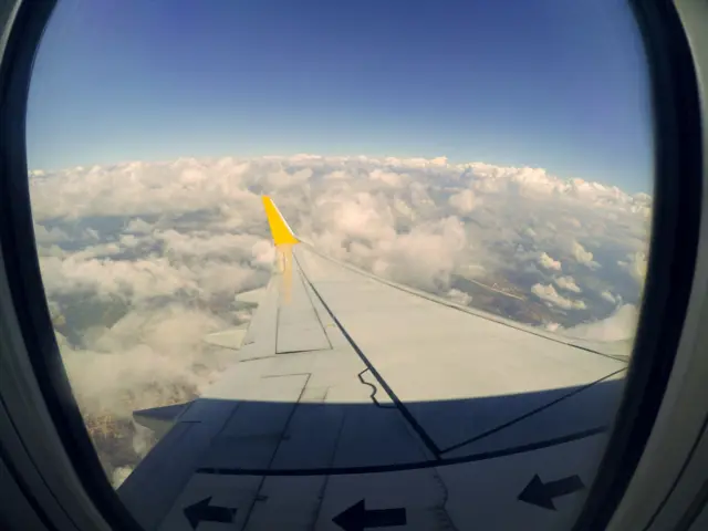 Una ala de un avión vista desde el interior de la cabina
