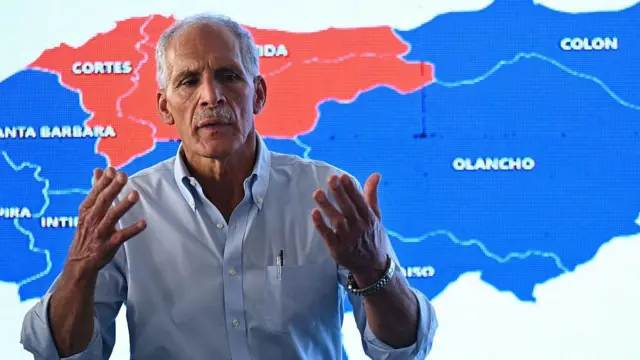  imagen de Nasry Asfura frente a un mapa electoral 