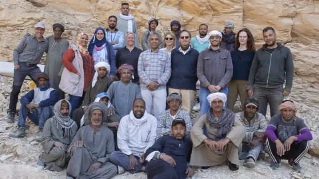 Una fotografía del grupo de investigadores y arqueólogos de la New Kingdom Research Foundation y del Ministerio de Antigüedades de Egipto.