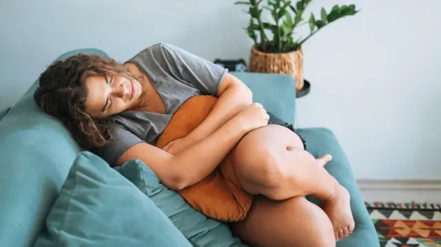 Mujer con dolor menstrual