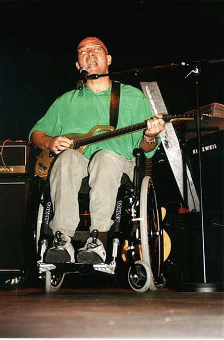 Herbert Vianna en 2002, poco después del terrible accidente aéreo donde cayó al mar con su ultraliviano. 