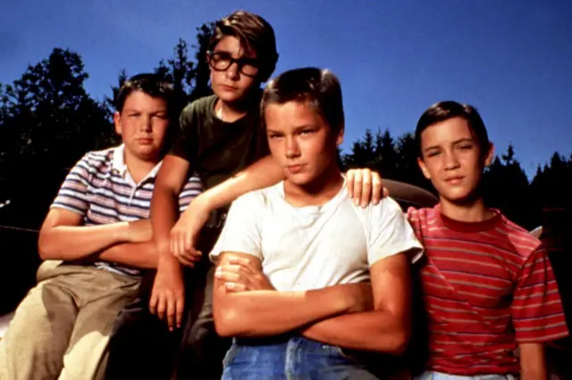 Jerry O'Connell, Corey Feldman, River Phoenix y Wil Wheaton parados juntos  