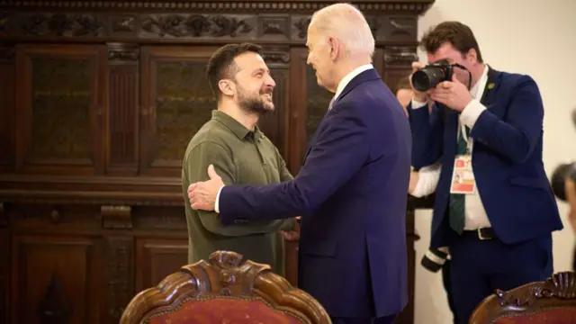 El presidente de Estados Unidos, Joe Biden (derecha), saluda al presidente ucraniano, Volodymyr Zelensky, en la cumbre del G7 de junio de 2024 en Francia.