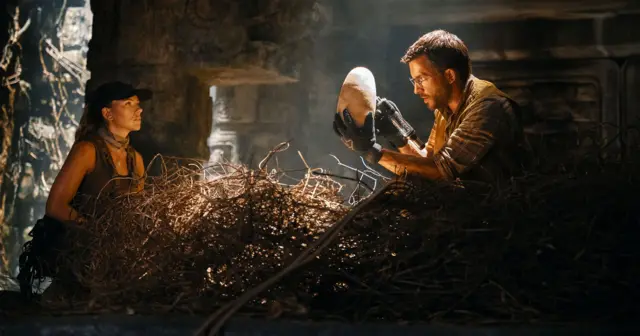 Starring Scarlett Johansson y Jonathan Bailey en una escena de Jurassic Park Rebirth