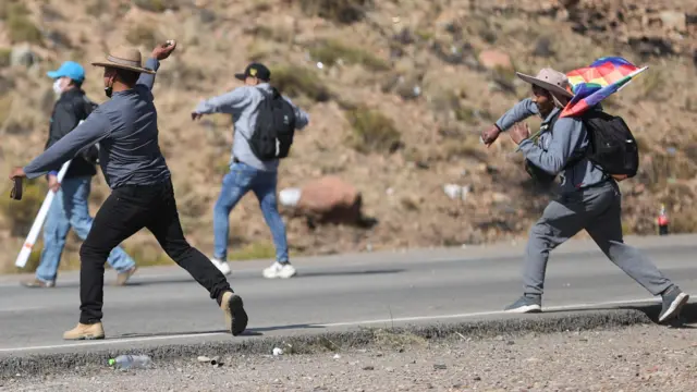 Partidarios de Evo Morales se enfrenta a seguidores del presidente  Luis Arce en la carretera entre Oruro y La Paz, municipio de Vila Vila, Bolivia, 17 de septiembre de 2024.