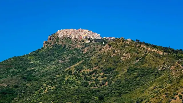 El pueblo de Pollina en lo alto de una montaña.