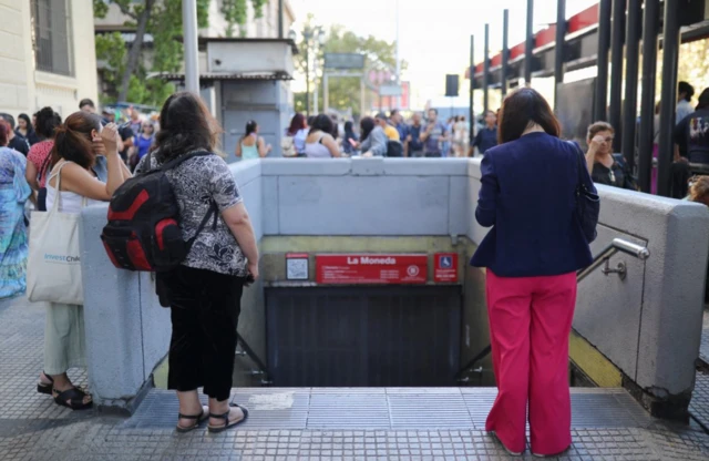 El sistema de metro de Santiago dejó de funcionar.