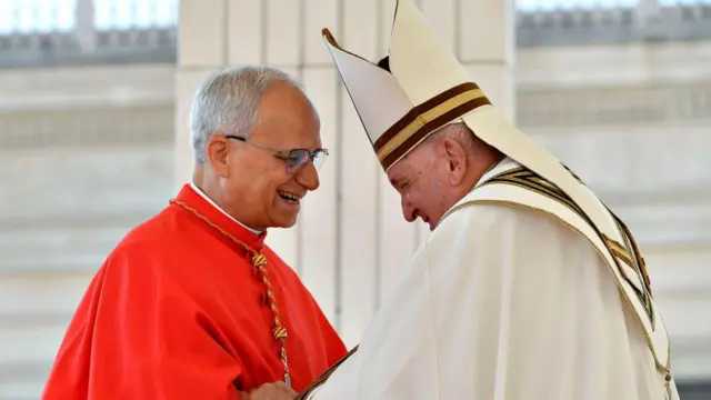Robert Prevost junto al papa Francisco cuando lo nombró como nuevo cardenal durante el Consistorio Público Ordinario para la Creación del nuevo Cardenal en la Plaza de San Pedro el 30 de septiembre de 2023 en la Ciudad del Vaticano.