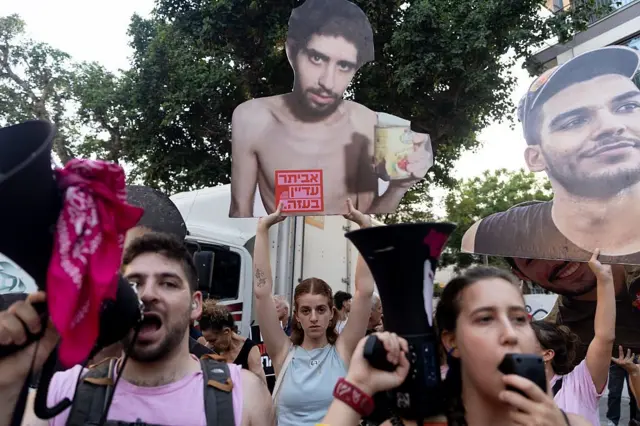 Manifestantes protestan contra los planes de Netanyahu de expandir la ocupación en Gaza, en Tel Aviv, Israel.