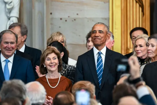 El expresidente de Estados Unidos George W. Bush, de izquierda a derecha, la exprimera dama de EE.UU. Laura Bush y el expresidente de EE.UU. Barack Obama en la toma de posesión presidencial de Donald Trump en la rotonda del Capitolio de EE.UU. en Washington, DC, EE.UU., el lunes 20 de enero de 2025. (Fotógrafo: Kenny Holston/The New York Times/Bloomberg vía Getty Images)