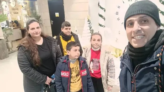 Ramez Al-Souri junto a tres de sus hijos y su esposa