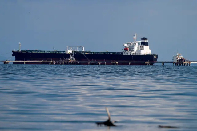 Un buque petrolero de Chevron en la terminal petrolera de Bajo Grande en el lago de Maracaibo, en el occidente de Venezuela. 