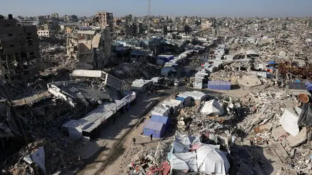 Una imagen aérea muestra las carpas donde viven los palestinos desplazados en el campo de refugiados Jabalia en el norte de Gaza