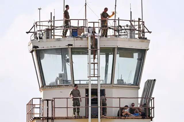 Soldados estadounidenses  en una torre de control de la antigua base naval de Roosevelt Roads.