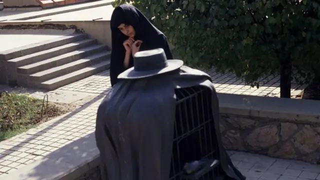 Una mujer contempla la escultura de René Magritte 