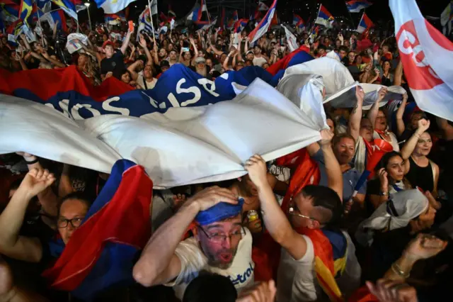 Los simpatizantes del Frente Amplio celebran la victoria de Orsi en Montevideo