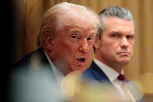 Donald Trump y Pete Hegseth durante una sesión de gabinete en Washington