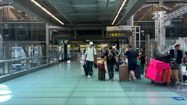 Viajeros en el aeropuerto de Barajas.