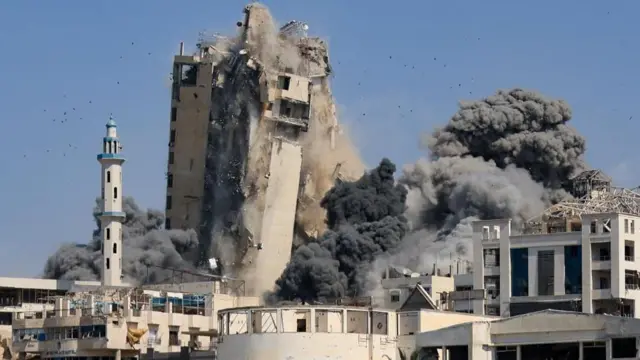 Una torre en Ciudad de Gaza se derrumba tras ser alcanzada por un misil israelí.