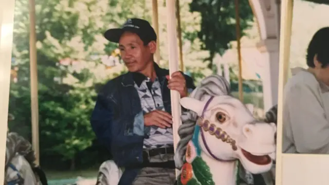 Carlos Arturo montado en un carrusel durante su visita a Corea del Sur.