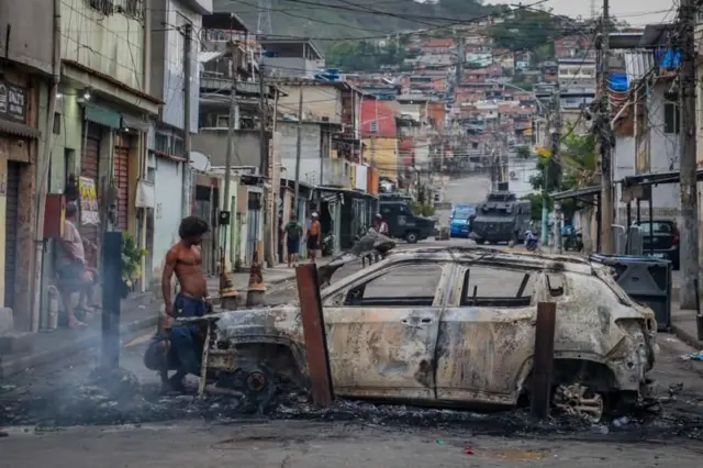 Coche quemado en la favela