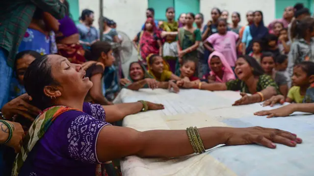 personas lamentan los fallecimientos por el vuelo 171 de air india