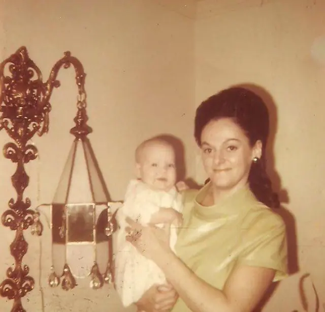 La madre adoptiva de Val con la pequeña Val en sus brazos.