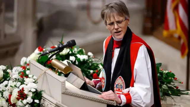 La obispa Mariann Edgar Budde pronuncia un sermón durante el Servicio Nacional de Oración en la Catedral Nacional de Washington el 21 de enero de 2025.