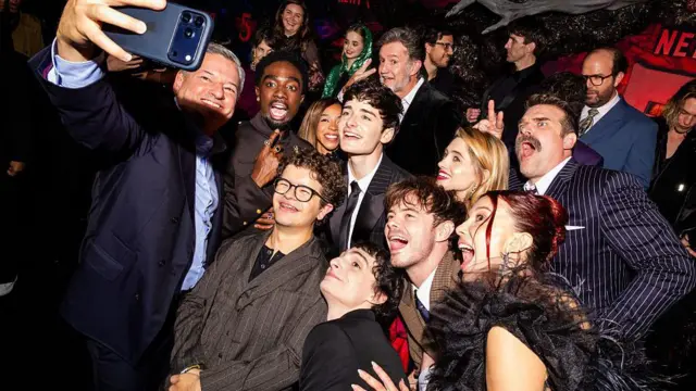 Los actores de la serie se toman un selfie todos juntos durante la presentación oficial de la quinta temporada