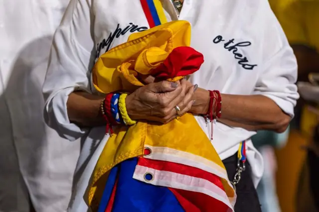 Una mujer sostiene una bandera venezolana durante una conferencia de prensa organizada por el Caucus Venezolano Americano y celebrada en El Arepazo el lunes 3 de febrero de 2025, en Doral, Florida. (D.A. Varela/Miami Herald/Tribune News Service vía Getty Images)